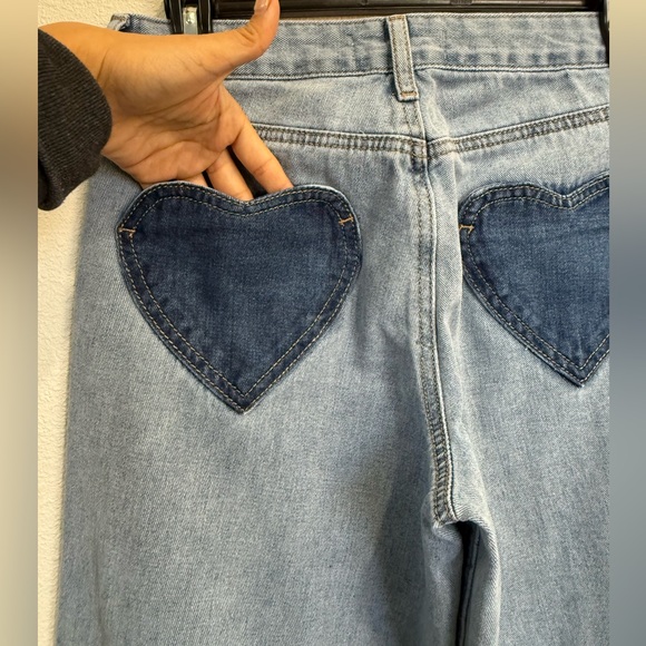 đź’™ Vintage Light Wash Jeans w/ Heart Back Pockets | Y2K Straight Leg Denim - Picture 4 of 6